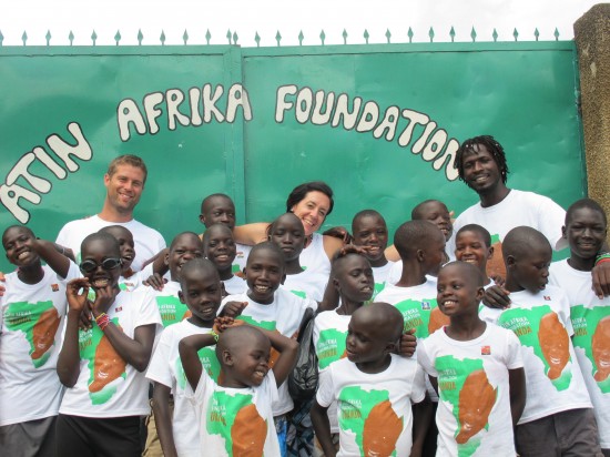 Morris, Chelsea and supporter Glenn Pascoe with a group of Atin Afrika kids rocking their Ts