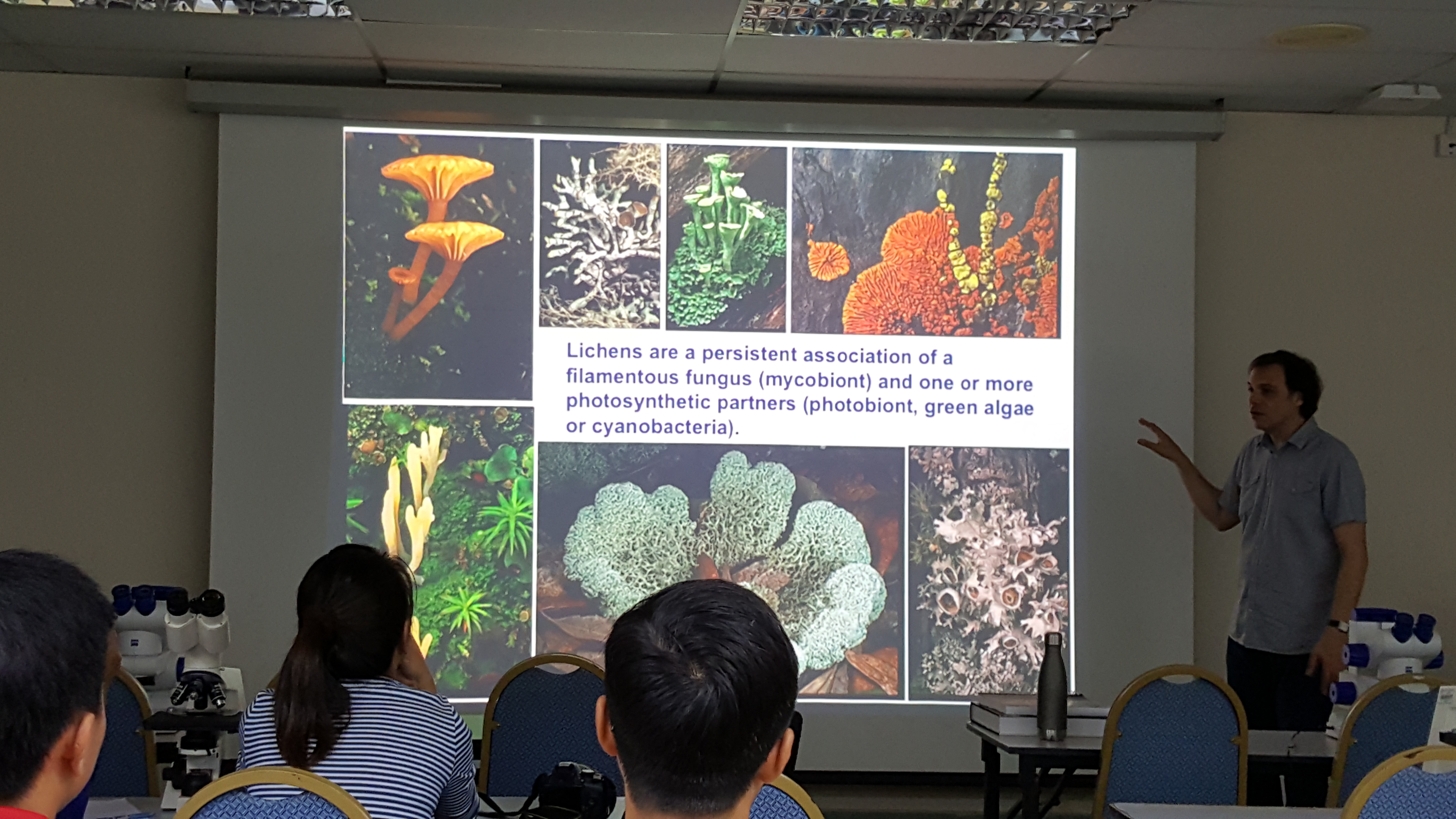 Introducing lichens during the lichen workshop at UMS, Kota Kinabalu (François).